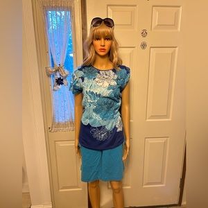 Allison  Daly top with bodice  embellishments L is paired with blue crop pant XL